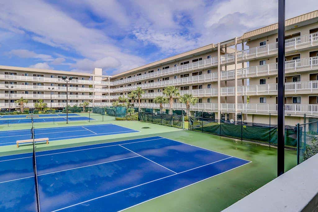 Coastal chic condo- Pools, Tennis Court, Close to Beach