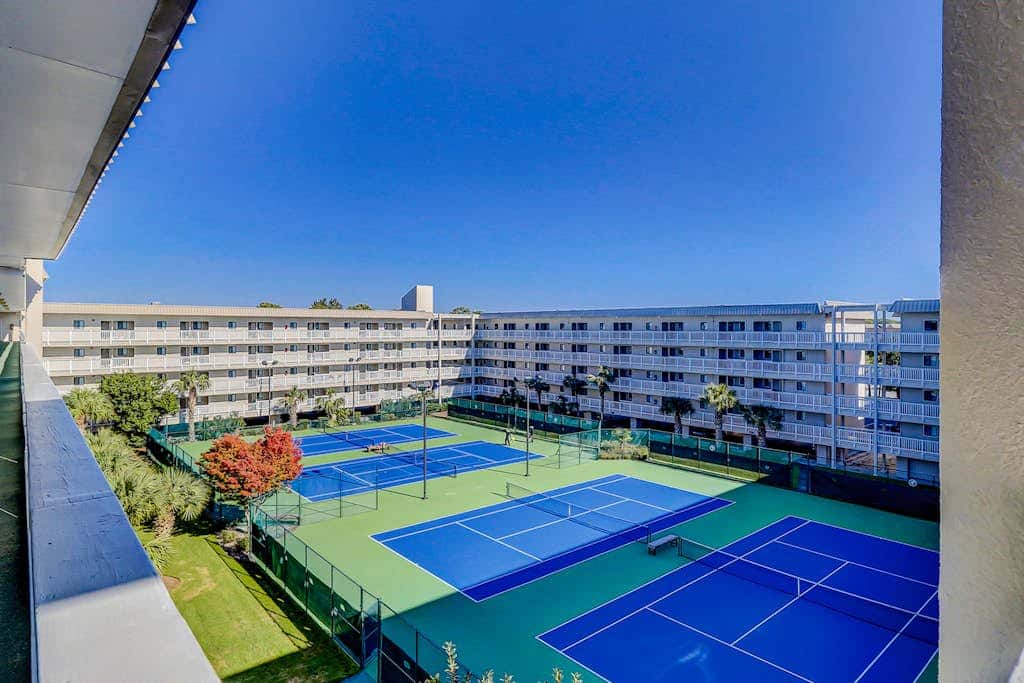 Coastal chic condo- Pools, Tennis Court, Close to Beach