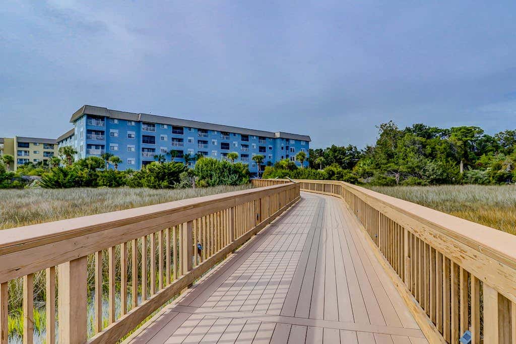 Coastal chic condo- Pools, Tennis Court, Close to Beach