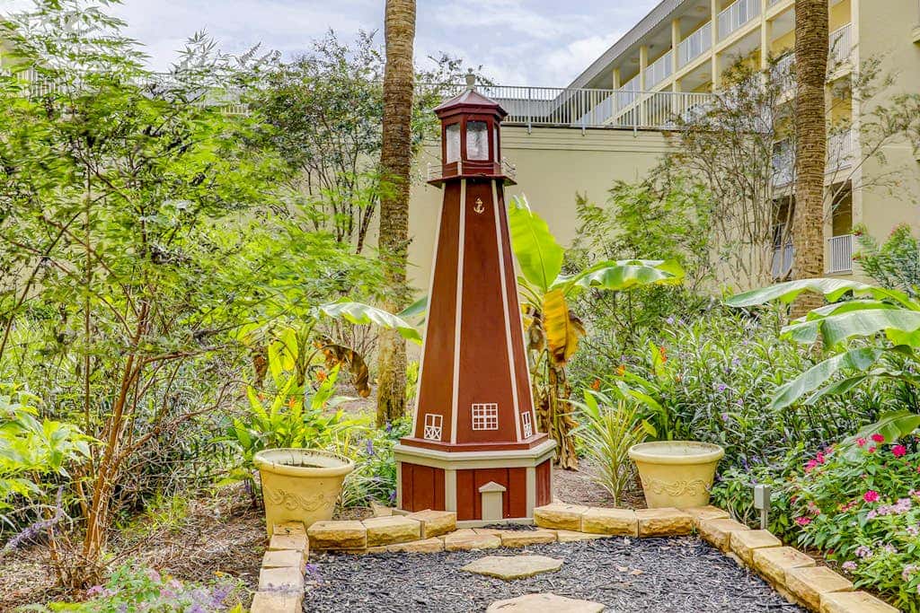 Coastal chic condo- Pools, Tennis Court, Close to Beach