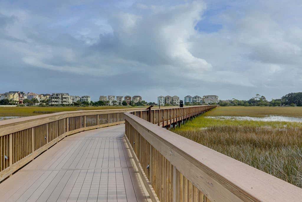 Coastal chic condo- Pools, Tennis Court, Close to Beach