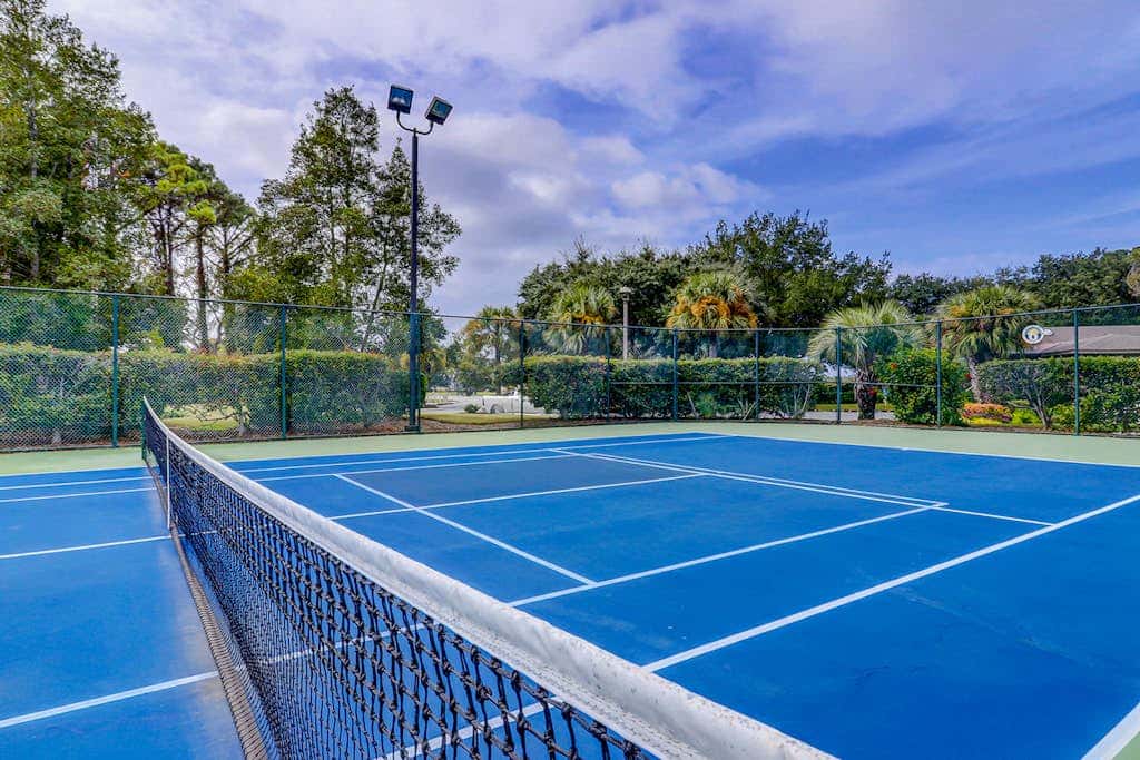 Coastal chic condo- Pools, Tennis Court, Close to Beach
