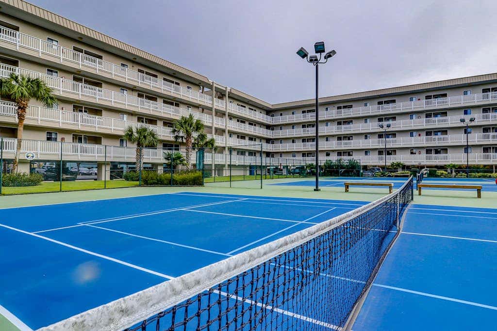 Coastal chic condo- Pools, Tennis Court, Close to Beach