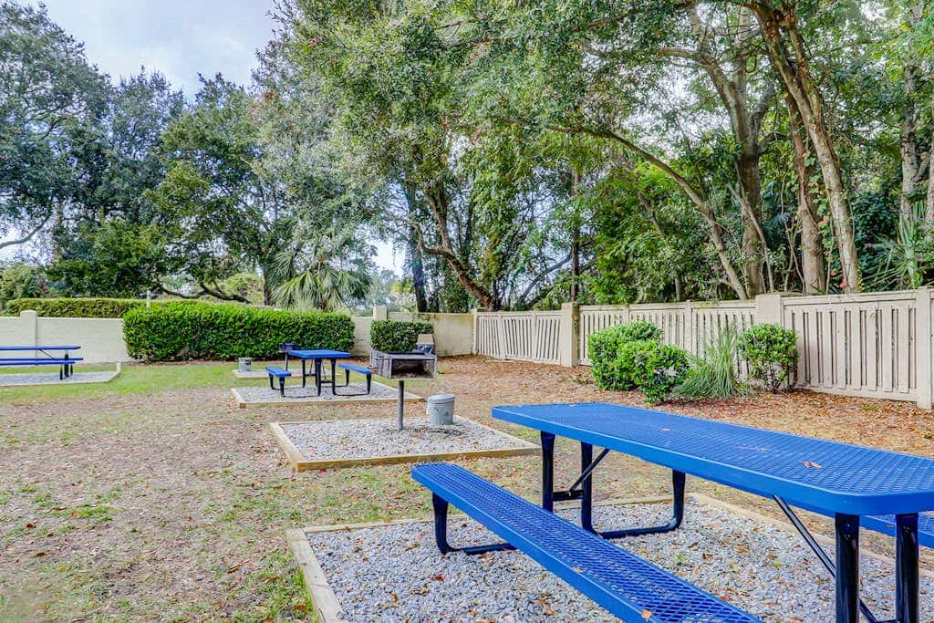 Coastal chic condo- Pools, Tennis Court, Close to Beach