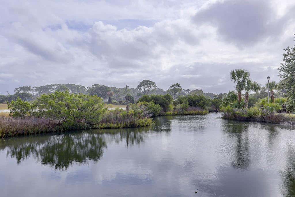 Coastal chic condo- Pools, Tennis Court, Close to Beach