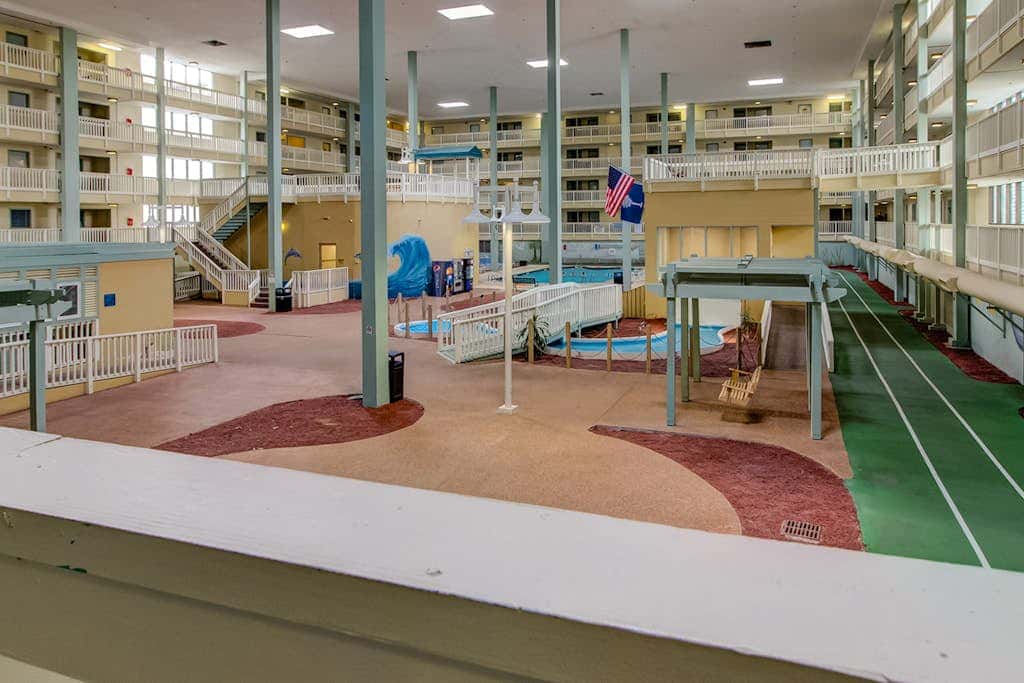 Coastal chic condo- Pools, Tennis Court, Close to Beach