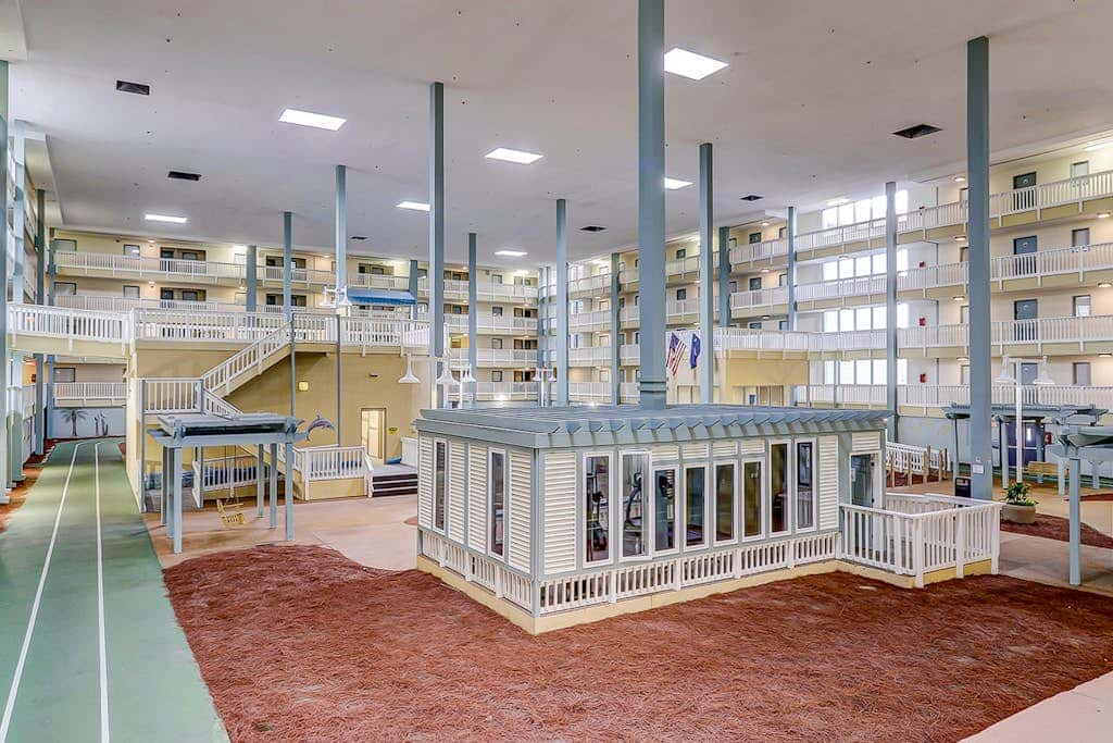 Coastal chic condo- Pools, Tennis Court, Close to Beach