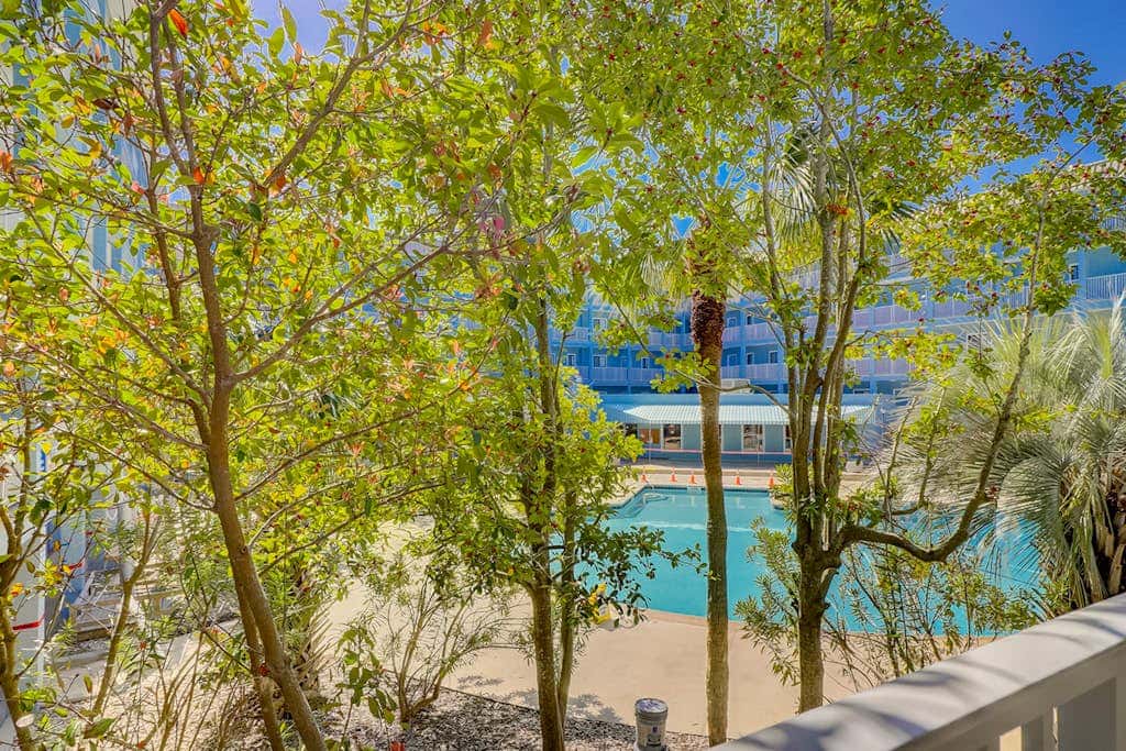 Coastal chic condo- Pools, Tennis Court, Close to Beach