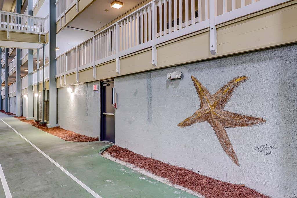 Coastal chic condo- Pools, Tennis Court, Close to Beach