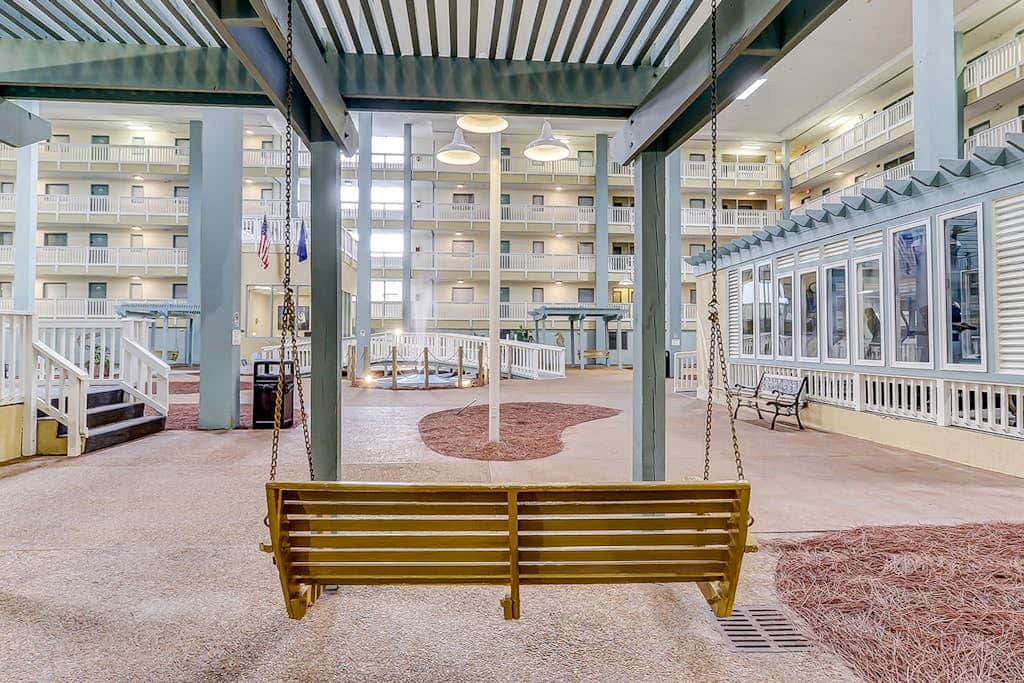 Coastal chic condo- Pools, Tennis Court, Close to Beach