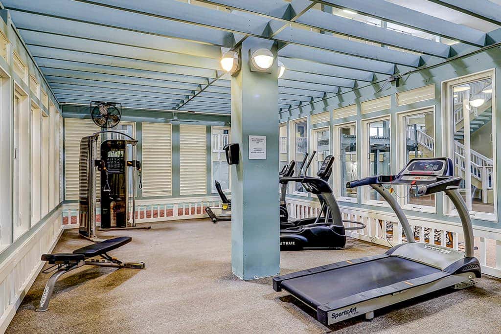 Coastal chic condo- Pools, Tennis Court, Close to Beach