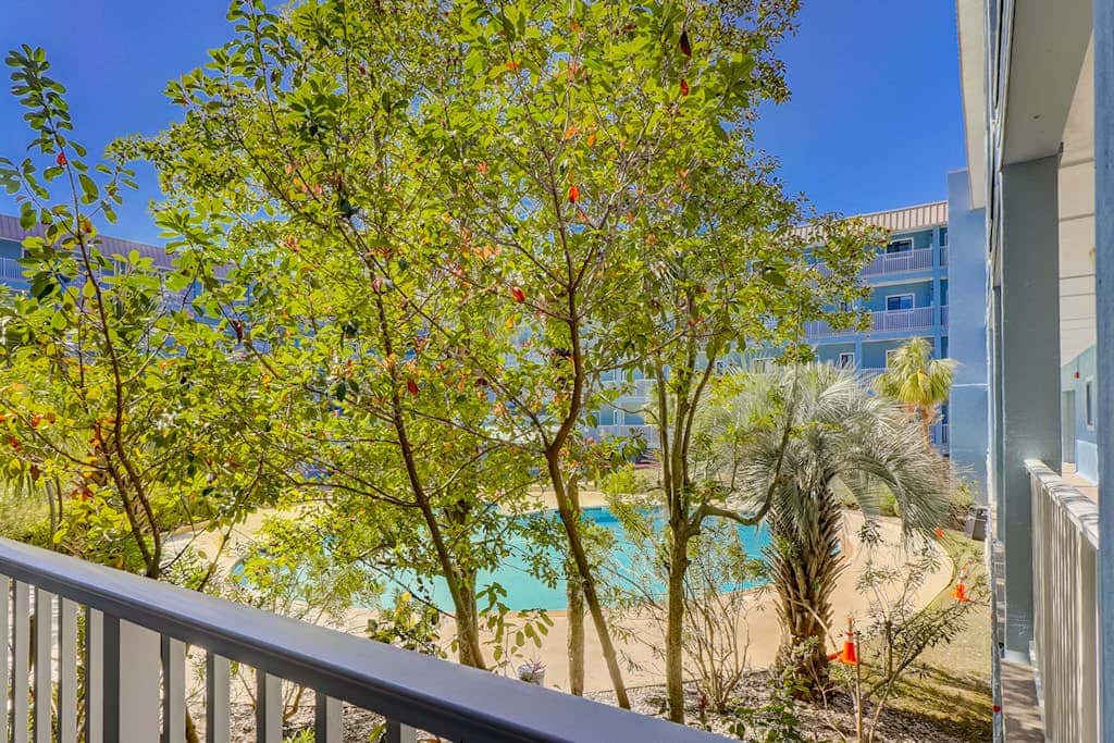 Coastal chic condo- Pools, Tennis Court, Close to Beach