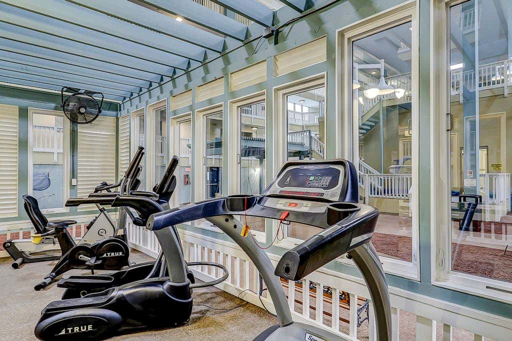 Coastal chic condo- Pools, Tennis Court, Close to Beach
