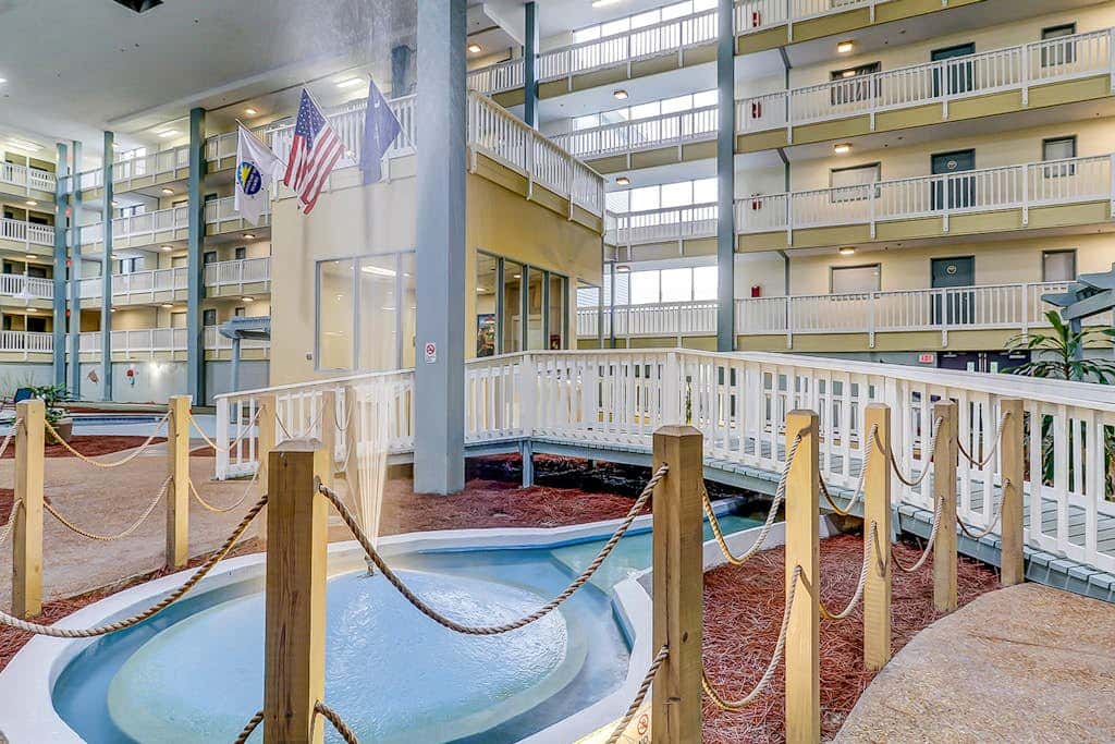 Coastal chic condo- Pools, Tennis Court, Close to Beach