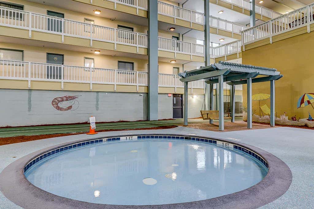 Coastal chic condo- Pools, Tennis Court, Close to Beach