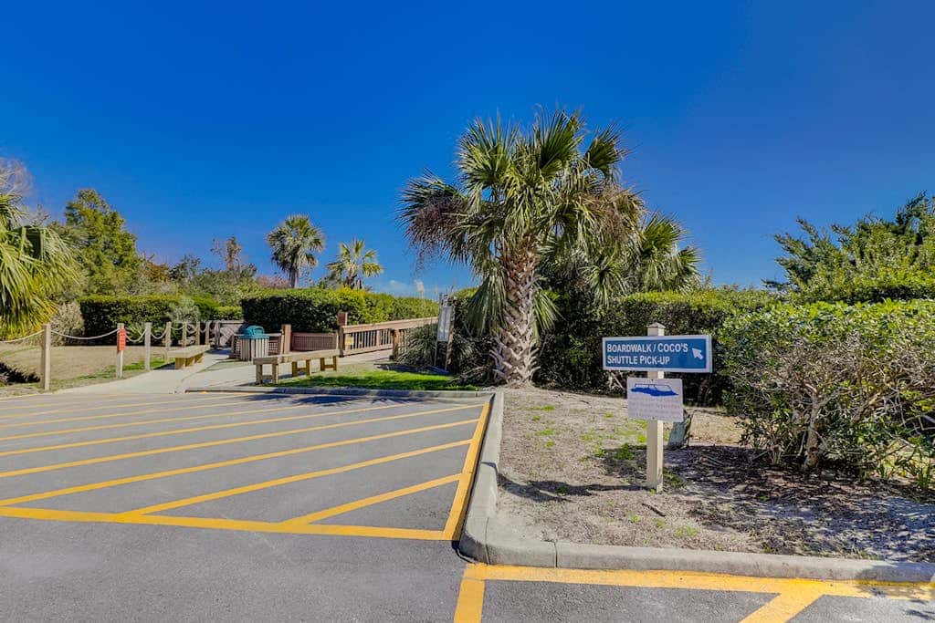Coastal chic condo- Pools, Tennis Court, Close to Beach