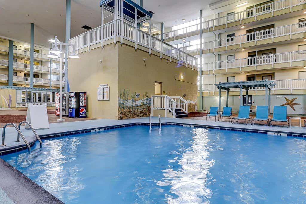 Coastal chic condo- Pools, Tennis Court, Close to Beach