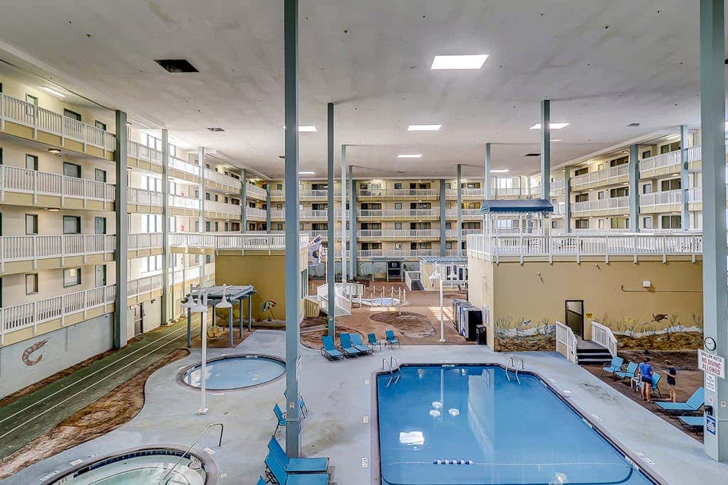 Coastal chic condo- Pools, Tennis Court, Close to Beach