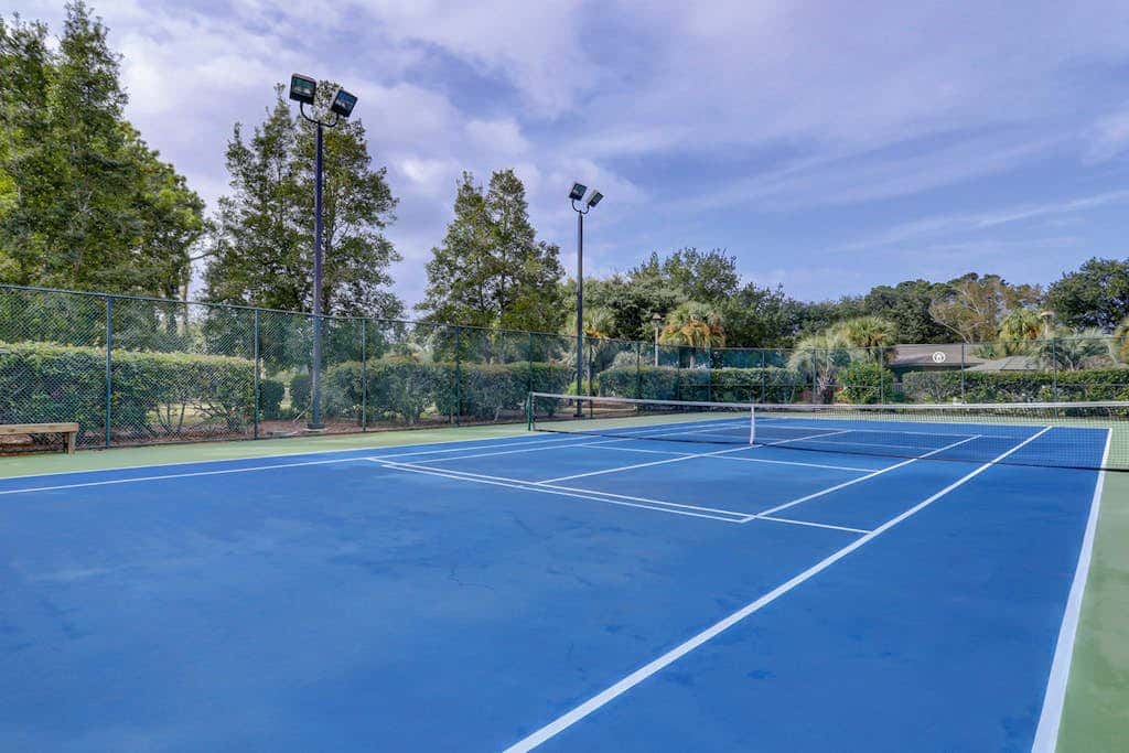Coastal chic condo- Pools, Tennis Court, Close to Beach
