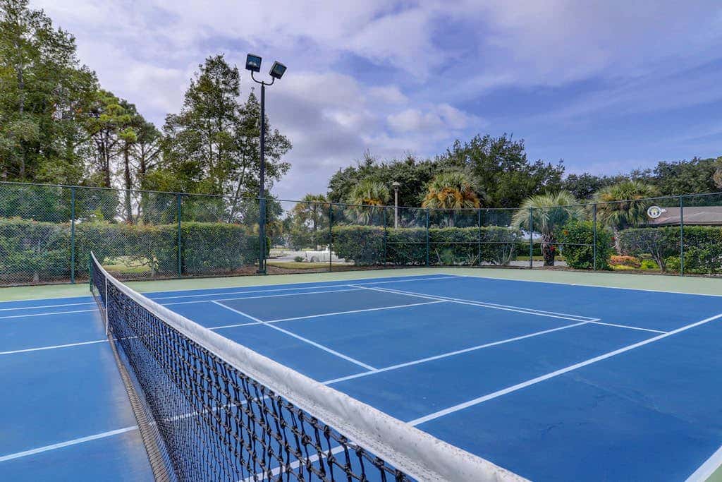 Coastal chic condo- Pools, Tennis Court, Close to Beach