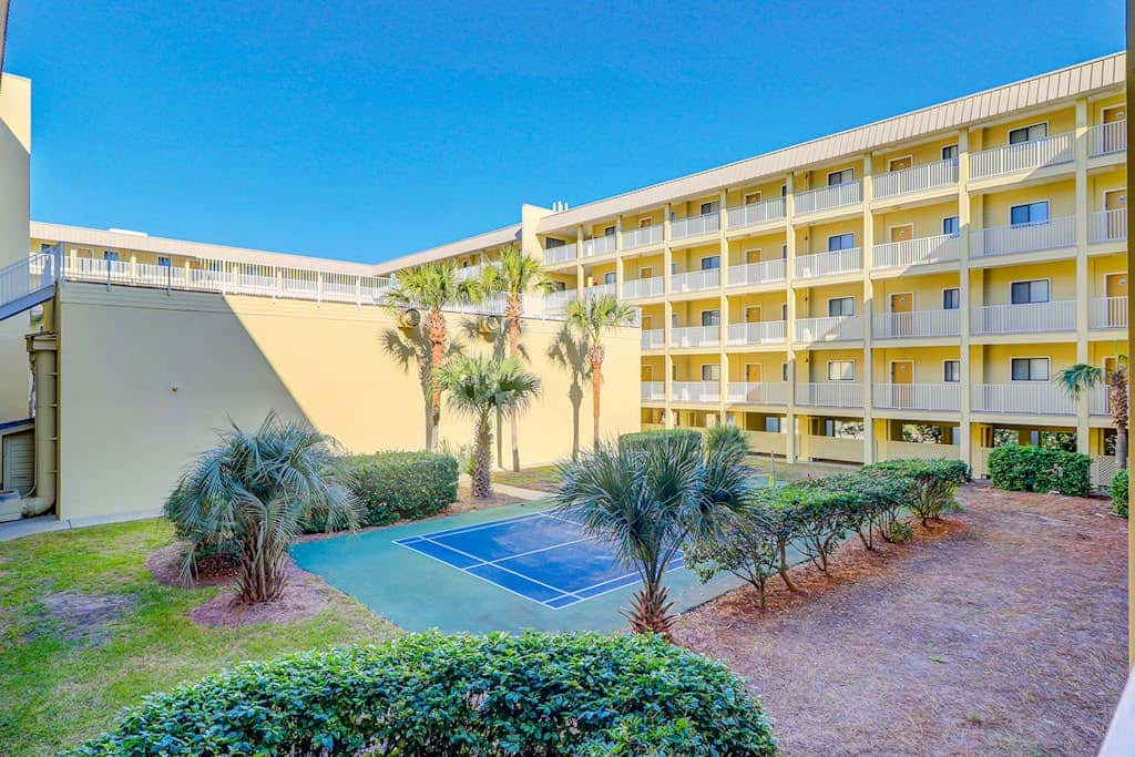 Coastal chic condo- Pools, Tennis Court, Close to Beach
