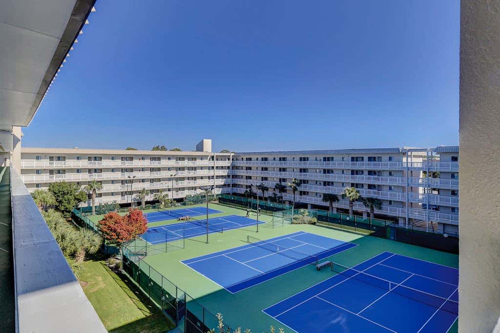 Coastal chic condo- Pools, Tennis Court, Close to Beach