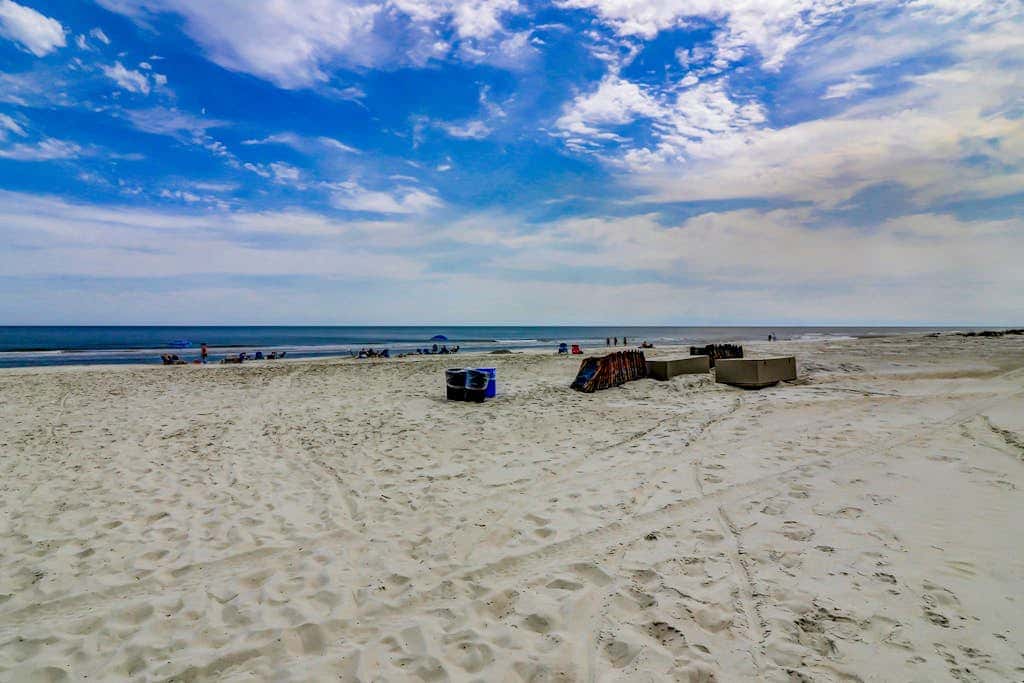Coastal chic condo- Pools, Tennis Court, Close to Beach