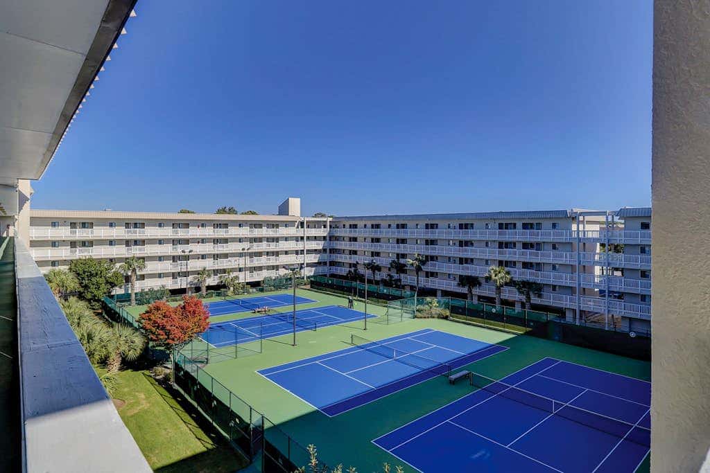 Coastal chic condo- Pools, Tennis Court, Close to Beach