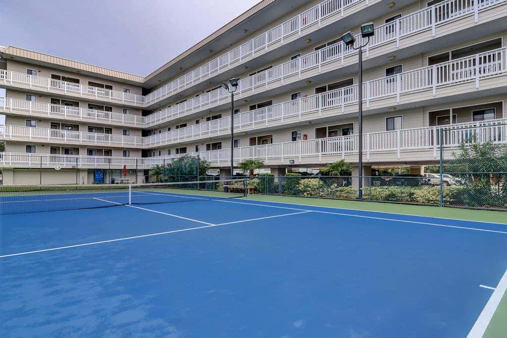 Coastal chic condo- Pools, Tennis Court, Close to Beach