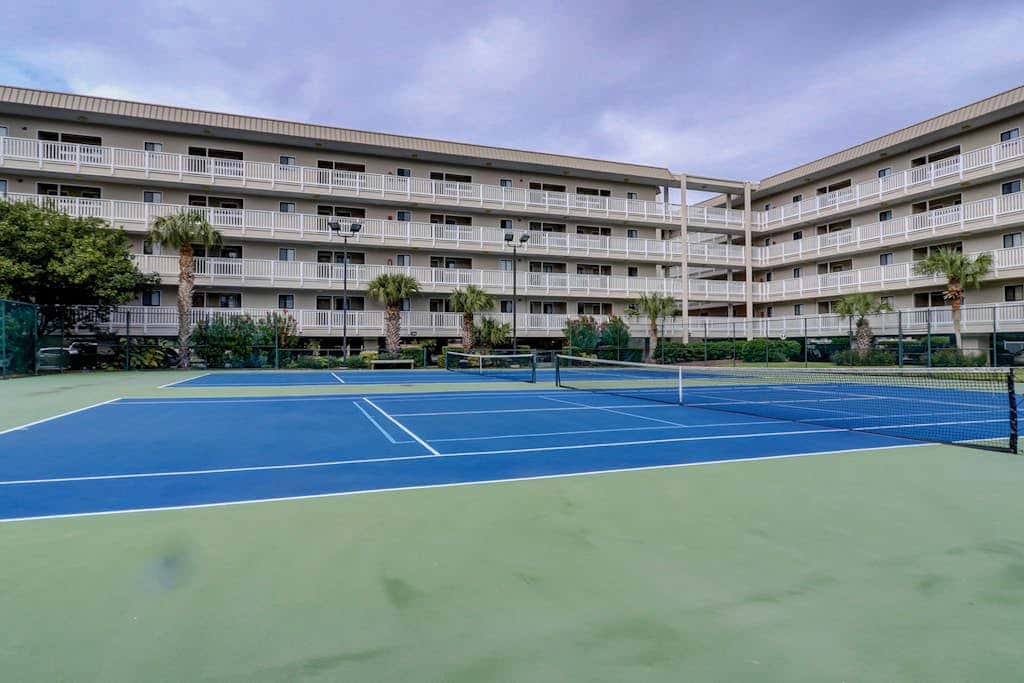 Coastal chic condo- Pools, Tennis Court, Close to Beach