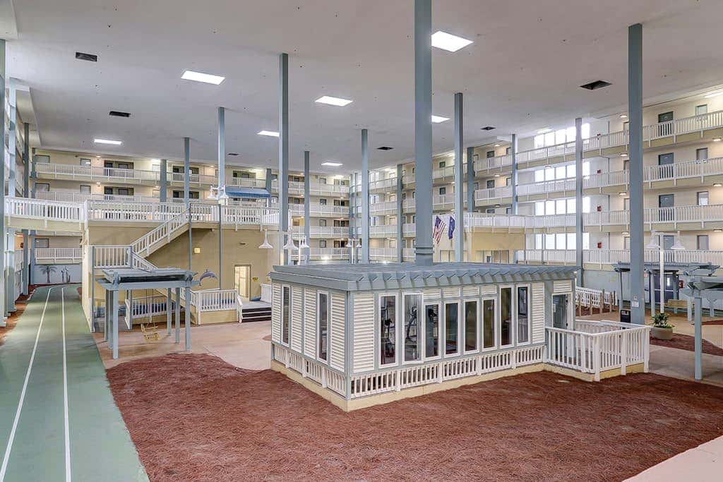 Coastal chic condo- Pools, Tennis Court, Close to Beach