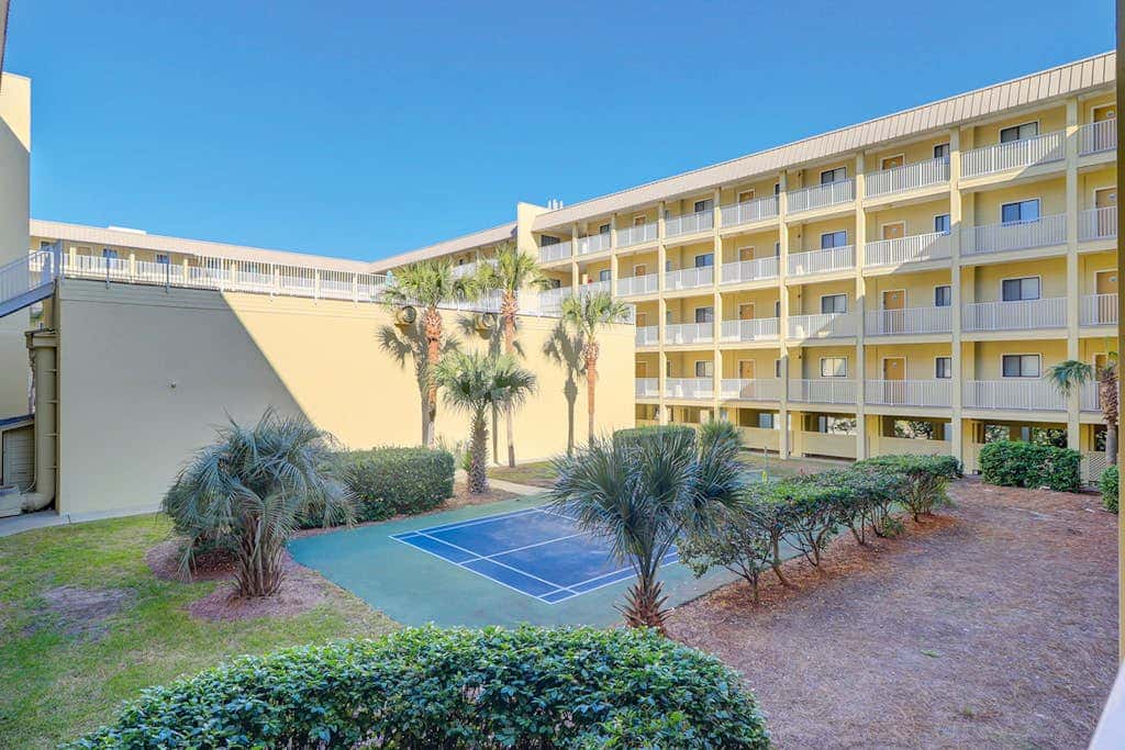 Coastal chic condo- Pools, Tennis Court, Close to Beach