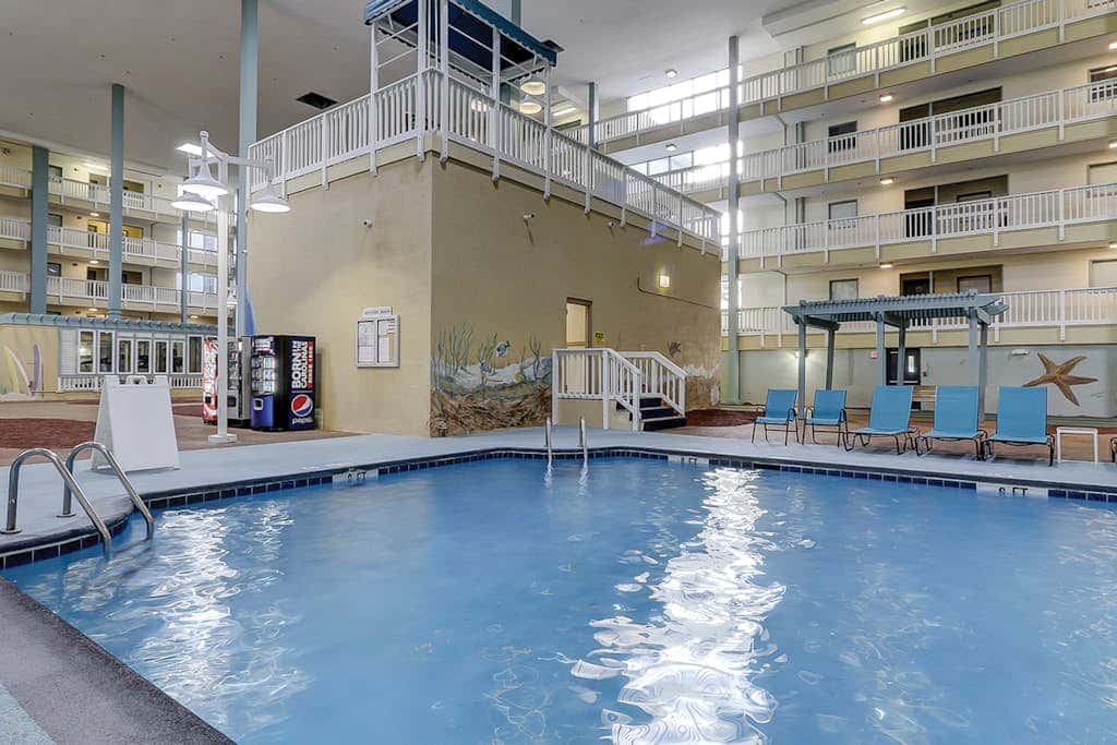 Coastal chic condo- Pools, Tennis Court, Close to Beach