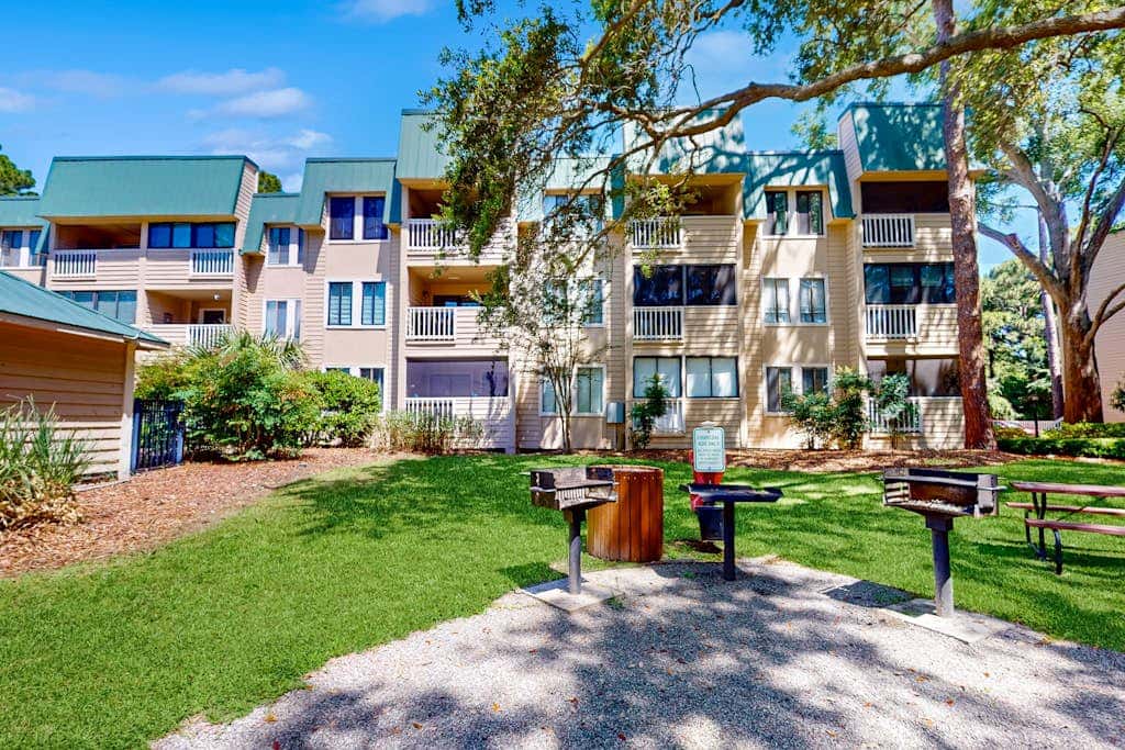 1st floor condo with pool, tennis, patio & washer dryer