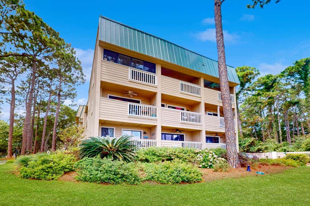 1st floor condo with pool, tennis, patio & washer dryer