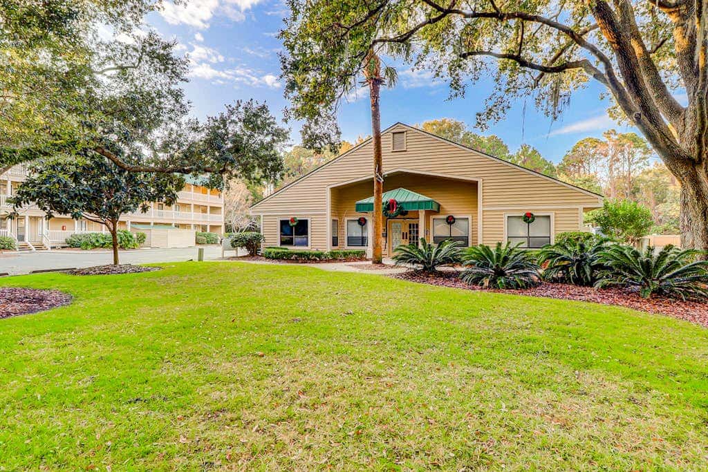 1st floor condo with pool, tennis, patio & washer dryer