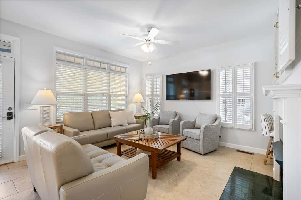 Next to Beach & Beach Park! Charming & Spacious townhouse with a shared pool