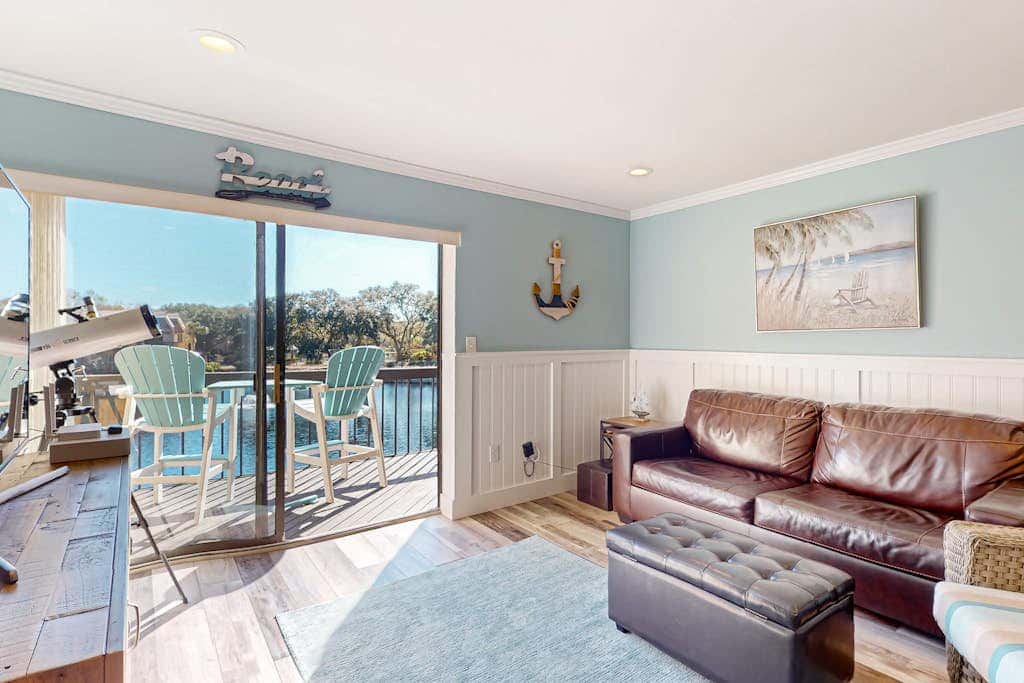 2nd floor Condo, pool, hot tub, pickleball, tennis & close to beach