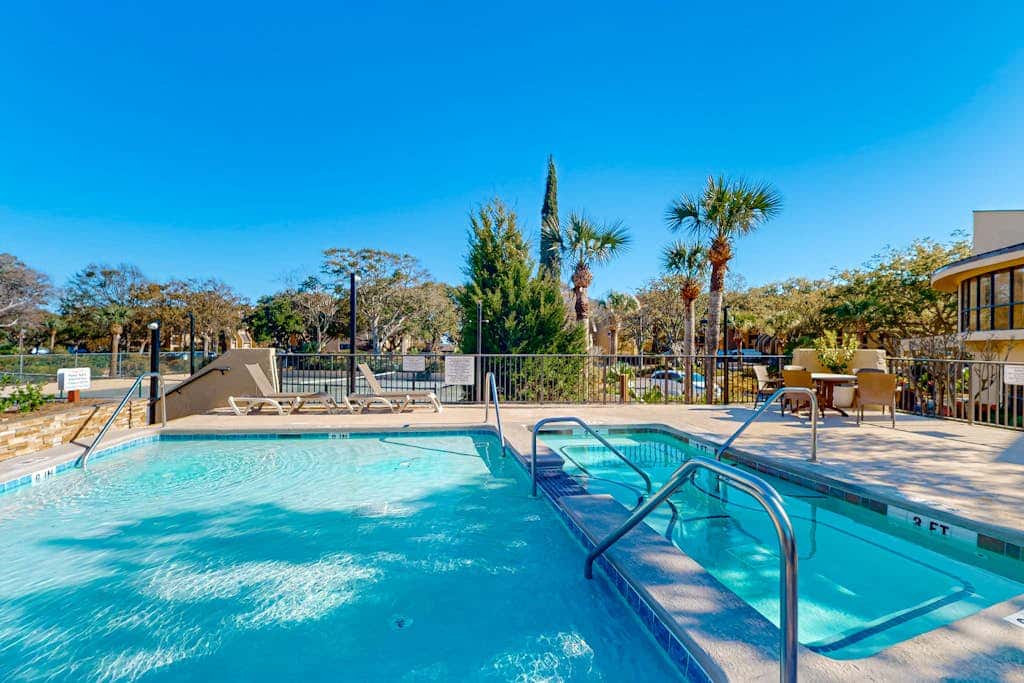 2nd floor Condo, pool, hot tub, pickleball, tennis & close to beach
