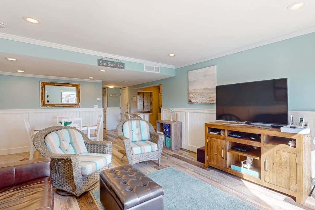 2nd floor Condo, pool, hot tub, pickleball, tennis & close to beach