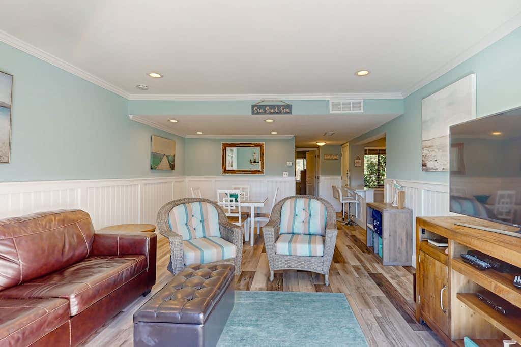 2nd floor Condo, pool, hot tub, pickleball, tennis & close to beach