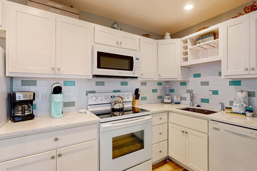2nd floor Condo, pool, hot tub, pickleball, tennis & close to beach