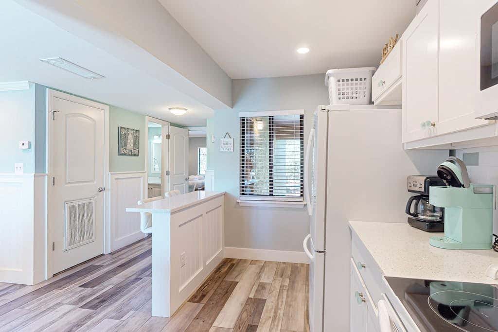 2nd floor Condo, pool, hot tub, pickleball, tennis & close to beach