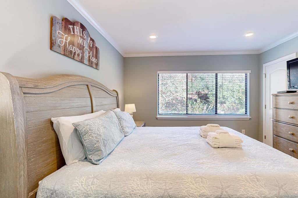 2nd floor Condo, pool, hot tub, pickleball, tennis & close to beach