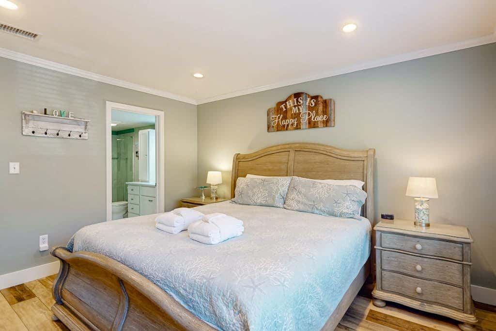 2nd floor Condo, pool, hot tub, pickleball, tennis & close to beach