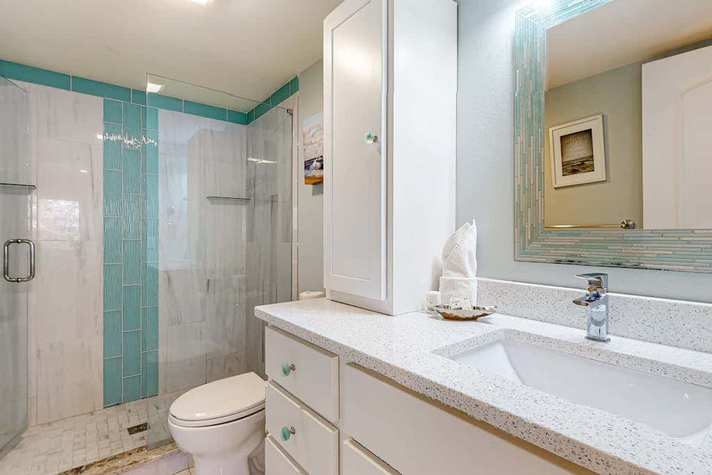 2nd floor Condo, pool, hot tub, pickleball, tennis & close to beach