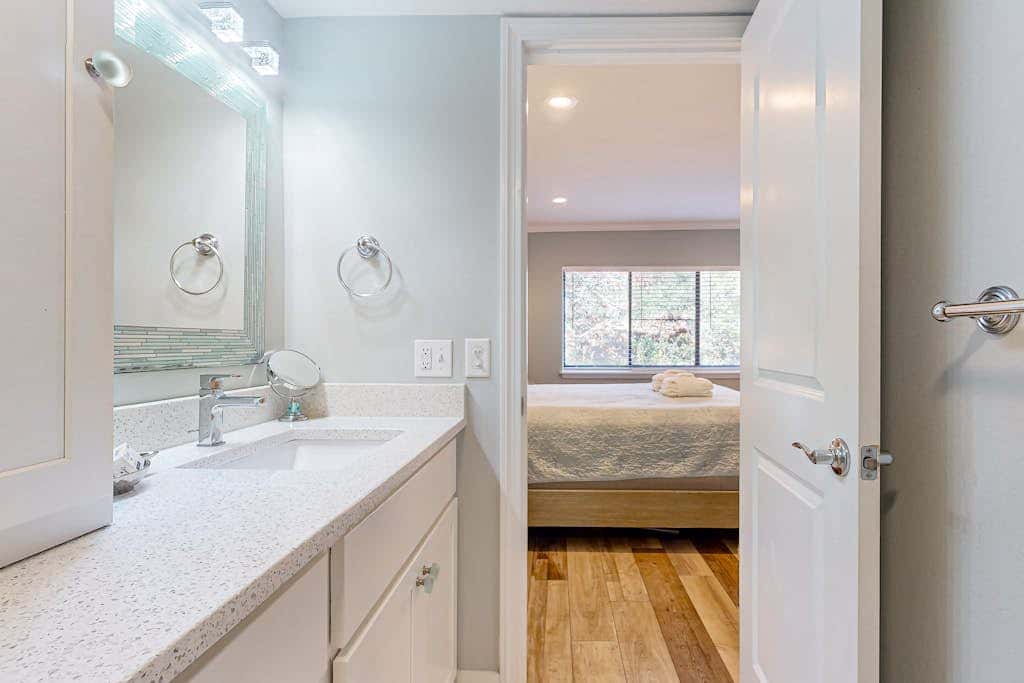 2nd floor Condo, pool, hot tub, pickleball, tennis & close to beach