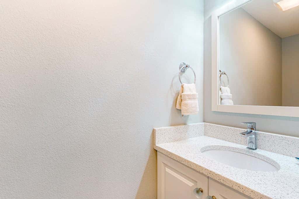 2nd floor Condo, pool, hot tub, pickleball, tennis & close to beach