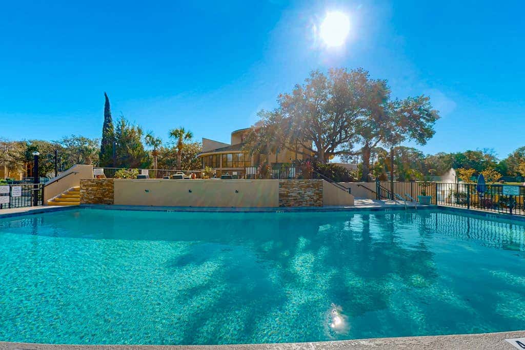 2nd floor Condo, pool, hot tub, pickleball, tennis & close to beach