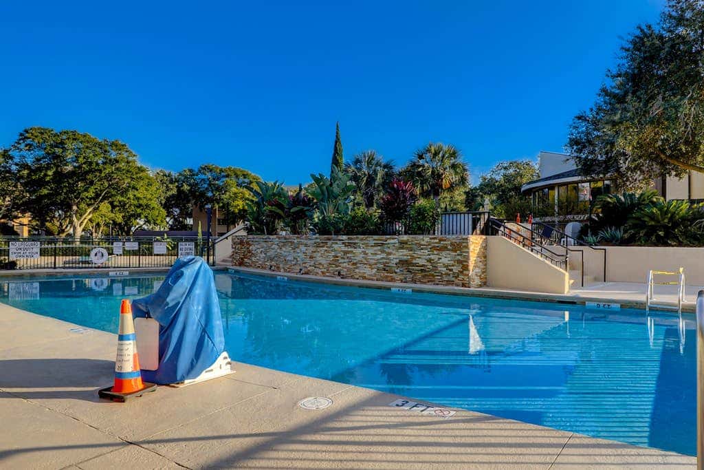 2nd floor Condo, pool, hot tub, pickleball, tennis & close to beach